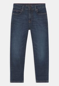 Tmavě modré džíny z denimu se střihem rovného nohavice, disponující pěti kapsami, zapínáním na knoflíky a nenápadnými švovými detaily.