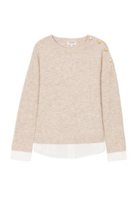 Maglione beige in maglia con maniche lunghe, scollatura rotonda, dettagli con bottoni dorati sulla spalla e orlo della camicia bianca sotto. Texture morbida.