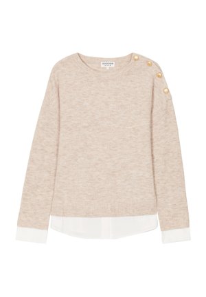 Beige gestrickter Pullover mit langen Ärmeln, rundem Ausschnitt, goldenen Knopfdetails an der Schulter und einem weißen Hemdsaum darunter. Weiche Textur.