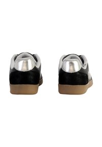 Scarpe sportive nere e argento con una texture liscia, suole in gomma e colli imbottiti. Caratterizzate da un accento sul tallone lucido in argento.