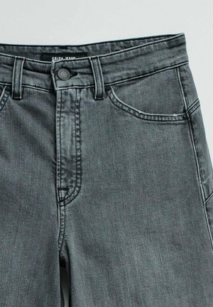 Jean en denim gris avec bouton à l'avant, braguette zippée, passants pour ceinture et poches avant, étiquette "Salsa Jeans" à l'intérieur de la ceinture.