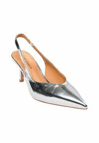 Strieborný sandál s otvorenou pätou, špicatou špičkou, textúrovaným syntetickým vrškom a úzkym vysokým podpätkom. Vnútro obsahuje svetlohnedú stielku.