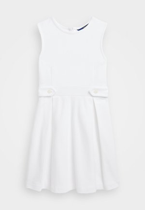 Robe blanche texturée sans manches pour filles avec corsage ajusté, pattes de taille avec boutons et jupe évasée.