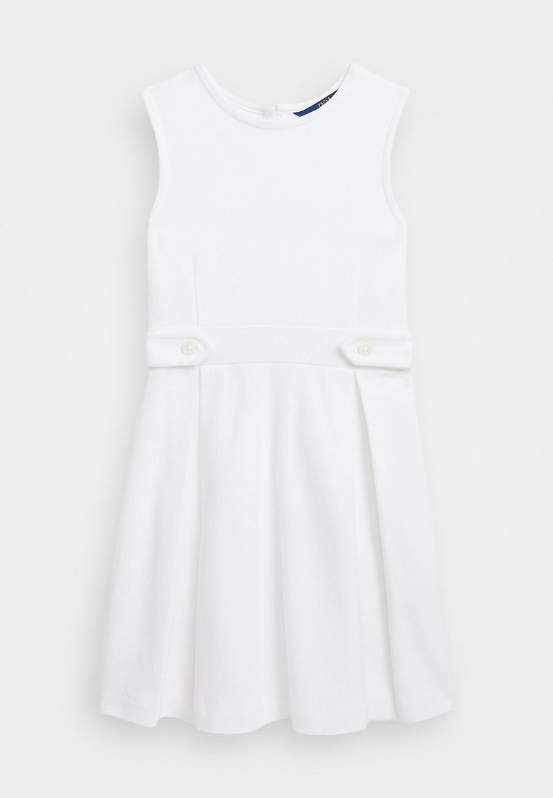 Robe blanche texturée sans manches pour filles avec corsage ajusté, pattes de taille avec boutons et jupe évasée.