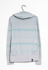 Sudadera gris de manga larga con un diseño estampado en azul claro y blanco, que incluye capucha, puños y una etiqueta en el lado inferior izquierdo.