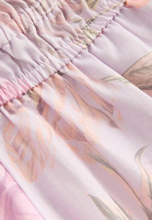 Tessuto viola chiaro con una texture arricciata, caratterizzato da delicati motivi floreali in rosa chiaro e verdi attenuati. Materiale morbido e leggero.