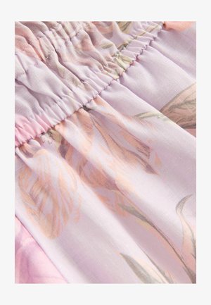 Tessuto viola chiaro con una texture arricciata, caratterizzato da delicati motivi floreali in rosa chiaro e verdi attenuati. Materiale morbido e leggero.