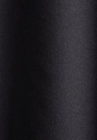 Tessuto di un nero intenso con una consistenza morbida e opaca. La superficie è liscia con una sensazione leggermente pelosa, mostrando un colore uniforme senza motivi.