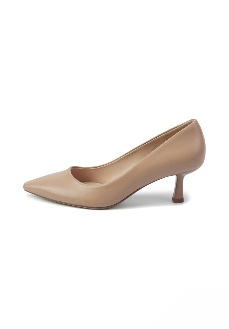 Nude leather high-heeled shoe with a pointed toe and a modest cone heel. Smooth texture with a cut-out detail on the upper.