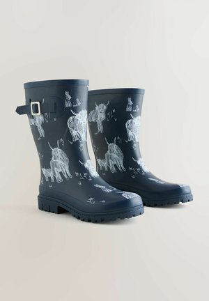 Tumši zili gumijas lietus zābaki ar baltu dzīvnieku skicēm, sprādzes akcentu, teksturētām zolēm un gludu apdari.