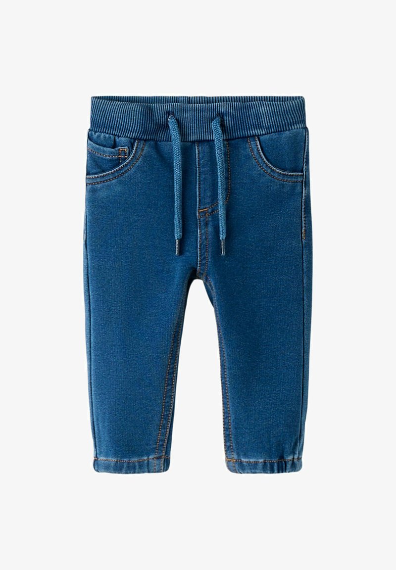 Pantalones de mezclilla azul con una cinturilla acanalada, cordón y dos bolsillos frontales. Presenta costuras en contraste y un diseño ajustado.