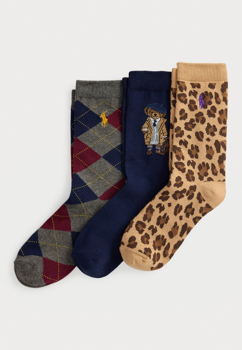 Τρία διπλωμένα κάλτσα: γκρι αραιά με ναυτικές και μπορντό διαμάντια, ναυτικό με μία αρκούδα σε παλτό και μπεζ με σχέδιο λεοπάρδαλης.