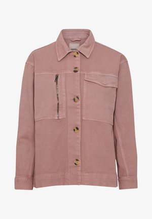 Giacca di jeans rosa con colletto, chiusura frontale a bottoni e due tasche sul petto. Presenta una tasca con zip e hardware metallico.