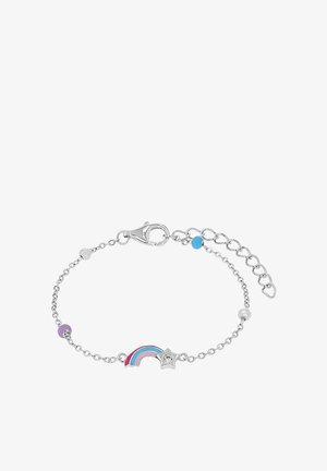 Pulsera de cadena de plata con un charm de arcoíris que presenta detalles en rosa, azul y púrpura, un charm de estrella y cuentas de colores como acentos.