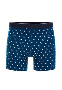 Kék boxer nadrág puha anyagból, ismétlődő fehér kacsa mintával, és kontrasztos tengerészkék elasztikus derékpánttal.