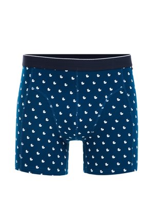 Kék boxer nadrág puha anyagból, ismétlődő fehér kacsa mintával, és kontrasztos tengerészkék elasztikus derékpánttal.