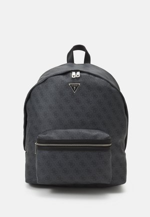 Sac à dos texturé noir avec un logo triangulaire, fermeture éclair supérieure, poche avant zippée et bretelles réglables.