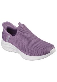 Sneaker viola slip-on con tomaia in maglia, finitura testurizzata e suola bianca flessibile. Presenta un'etichetta con il logo sul lato.