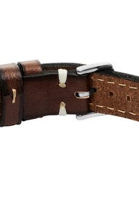 Bruine leren horlogeband met witte stiksels, zilveren metalen gesp en decoratieve stiksels. Gladde textuur met een klassiek ontwerp.