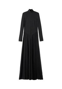 Largo vestido negro con mangas largas, cuello alto, tejido fluido y sutiles pliegues en la cintura, creando una silueta en A.