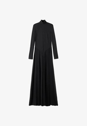 Robe noire longue avec des manches longues, un col haut, un tissu fluide et des plis subtils à la taille, créant une silhouette en A.