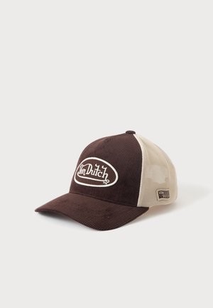 Gorra camionera Von Dutch marrón y beige con logo bordado en el frente y panel trasero de malla sobre fondo blanco.