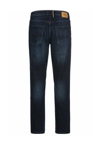 Donkerblauwe denim jeans met een rechte pasvorm, voorzien van twee achterzakken, minimale stiksels en een bruine leren label op de tailleband.
