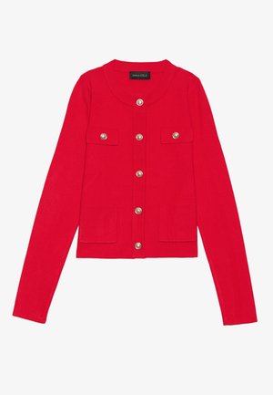 Κόκκινο πλεκτό ζακέτα με στρογγυλή λαιμόκοψη, κλείσιμο με ασημένια κουμπιά, δύο μπροστινές τσέπες και μακριά μανίκια.