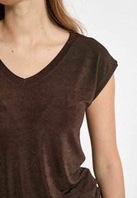 Desires BOB SHORTSLEEVE SHIMMER - Navadna majica - java brown