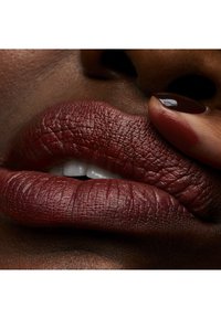 MAC POWDER KISS LIPSTICK - Leppestift - devoted to chili