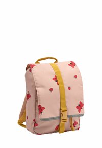 Rosa ryggsäck med röda mönster av nyckelpiga och jordgubbe. Har en gul rem och spänne, vadderad nätpåse på baksidan och en lockstängning.