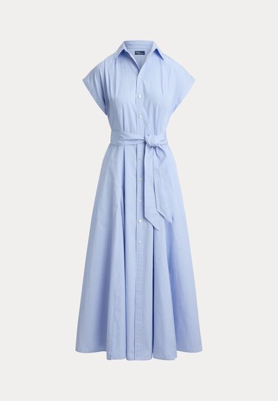 Φόρεμα πουκάμισο ανοιχτό μπλε με ρίγες, κοντά μανίκια, κουμπιά μπροστά και ζώνη δετή στη μέση. Η αέρινη φούστα φτάνει μέχρι τους αστραγάλους.