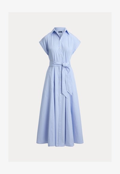 Robe chemise à rayures bleu clair avec manches courtes, boutonnée sur le devant, et ceinture nouée à la taille. Jupe fluide qui descend jusqu'aux chevilles.
