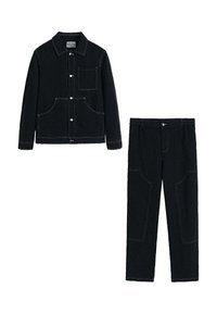 Ensemble en denim noir comprenant une veste et un pantalon, avec des coutures blanches contrastées, deux poches avant et une coupe décontractée. Le tissu présente une finition texturée.