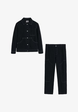 Ensemble en denim noir comprenant une veste et un pantalon, avec des coutures blanches contrastées, deux poches avant et une coupe décontractée. Le tissu présente une finition texturée.