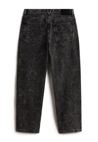 Jeans de mezclilla negra con un acabado desgastado y texturizado. Presentan dos bolsillos traseros y un diseño de pierna recta. Costuras visibles a lo largo de las costuras.