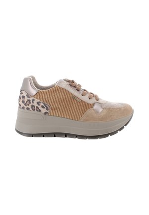 Sneakers in suede beige con design a coste, dettaglio in stampa leopardata e suola intermedia grigia chiara testurizzata. Presentano lacci tondi e collo imbottito.