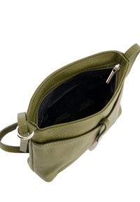 Grüne Leder-Umhängetasche mit strukturierter Oberfläche, Reißverschlussverschluss und gebrandeter schwarzer Innenauskleidung. Verfügt über ein silbernes Hardware-Detail auf der Vorderseite.
