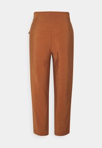 Brązowe, dopasowane spodnie o gładkiej teksturze, z prostymi nogawkami i bocznymi kieszeniami. Pas jest gładki, bez widocznych elementów metalowych.