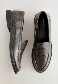 Ruske ripsne loafers s sjajnom završnom obradom, featuring okrugli vrh i crnu gumenu đon. Unutrašnjost je potpuno crna s suptilnim brandingom.
