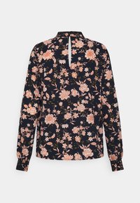Blusa floral em azul-marinho, com mangas longas, gola alta e abertura nas costas. Flores em coral e branco sobre um tecido texturizado.