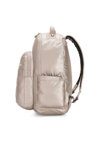 Beige nylon rugzak met een gladde textuur, zijvakken, verstelbare schouderbanden en een handgreep aan de bovenkant voor vervoer. Voorzien van ritssluitingen.