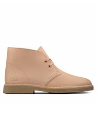 Bottine en cuir beige avec deux œillets, semelle en crêpe, semelle intermédiaire cousue et design minimaliste adapté pour un usage décontracté ou semi-formel.