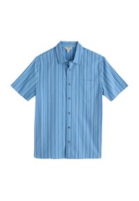 Camisa de botones de manga corta en azul claro con rayas verticales en blanco y azul más oscuro. Presenta un único bolsillo en el pecho y botones grises.