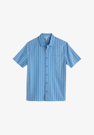 Vaaleansininen lyhythihainen napillinen paita, jossa on pystysuuntaiset valkoiset ja tummansiniset raidat, yksittäinen rintatasku ja harmaat napit.