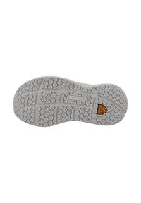 Suela de zapato de goma gris con una superficie texturizada que presenta patrones geométricos, incluyendo formas de diamante, y un logotipo en la esquina inferior derecha.