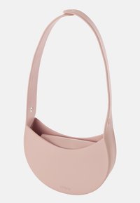 Pyöreä vaaleanpunainen käsilaukku, joka on valmistettu sileästä materiaalista. Laukussa on yksi kantohihna ja avoin yläosa, jossa on yksi osasto helppoa pääsyä varten.