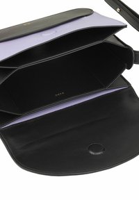 Borsa a tracolla in pelle nera con un interno viola. Presenta una chiusura a pattina e più scomparti con una texture liscia e logo dorato.