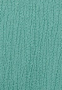 Tissu texturé de couleur bleu canard, présentant un motif ondulé et un léger froissement, avec une finition lisse sur toute la surface.