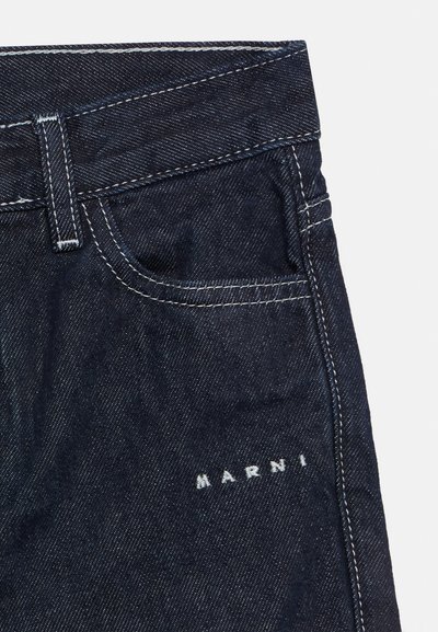 Τσέπη από σκούρο μπλε τζιν με λευκή ραφή και το κέντημα "MARNI" κοντά στην άκρη της τσέπης.